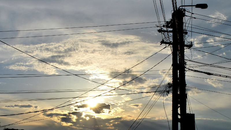 Líneas eléctricas y atardecer